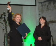 Herečka a diplomatka Magda Vašáryová předává cenu Janě Kosové, ředitelce Českého západu (Foto: Jana Šustová)