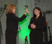 La directrice de Český západ, Jana Kosová, s’est vu remettre le Prix Gypsy Spirit, décerné par l’actrice et la diplomate Magda Vašáryová (Photo: Jana Šustová)