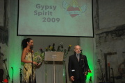 Zakladatel Muzea romské kultury Karel Holomek převzal Cenu Gypsy Spirit (Foto: Jana Šustová)