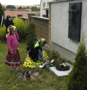 Pamětní deska na hřbitově v Černovicích (Foto: Jana Šustová)