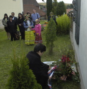 Ministryně Džamila Stehlíková u památníku na hřbitově v Černovicích (Foto: Jana Šustová)