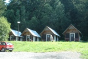 Rekreační chatky v místě bývalého tzv. cikánského tábora na fotografii z roku 2010 (Foto: Jana Šustová)