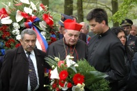 Kardinál Dominik Duka a romský kněz Vojtěch Vágai (vpravo) na pietním aktu v Letech u Písku (Foto: Jana Šustová)