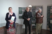 Lucie Křížová z Muzea romské kultury a Milouš Červencl z Památníku Lidice představili výstavu Genocida Romů za 2. světové války (Foto: Jana Šustová)