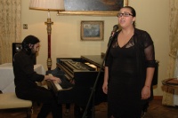 Romská zpěvačka Pavlína Maiová vystoupila na Britském velvyslanectví za doprovodu romského klavíristy Tomáše Kača (Foto: Jana Šustová)