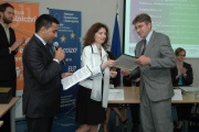Monika Šimůnková předává certifikát Zdeňku Majerovi z firmy Frutana Gold (Foto: Jana Šustová)
