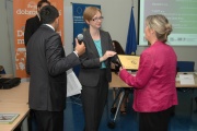Kelly Kopcial předává certifikát Štěpánce Jenešové z firmy Wistron InfoComm(Foto: Jana Šustová)