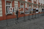Fotografie z fotoworkhopu vystavené na náměstí Jednoty