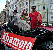 Defilé účinkujících na festivalu Khamoro pražskými ulicemi (Foto: Jana Šustová)