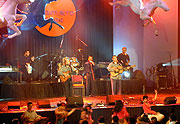 Skupina Romano drom na festivalu Khamoro 2004