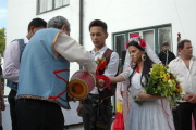 Čhibalo nalévá ženichovi a nevěstě do dlaní víno (Foto: Jana Šustová)