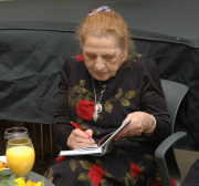 Ceija Stojka podepisuje svou knihu Žijeme ve skrytu (Foto: Jana Šustová)