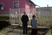 Obyvatelka vesnice Gyöngyöspata 35letá Piroska se sousedkou před svým domem (Foto: Gregor Martin Papucsek)