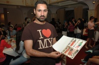 Pavel Berky s módním katalogem, který vytvořily děti (Foto: Jana Šustová)