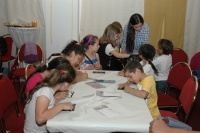 Výtvarnice Lada Gažiová při práci s dětmi (Foto: Jana Šustová)