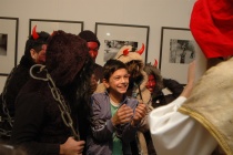 Mikuláš hovoří s holčičkou z dětského klubu Muzea romské kultury (Foto: Jana Šustová)