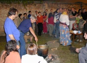 Vaření v kotli nad ohněm na muzejním dvoře (Foto: Jana Šustová)