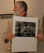 Adam Bartosz s fotografií z cyklu Cesta paměti  (Foto: Jana Šustová)