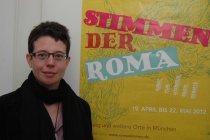 Ředitelka Českého centra v Mnichově před plakátem projektu Hlasy Romů (Foto: Jana Šustová)