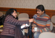 Anna Poláková při natáčení rozhovoru s Kumarem Vishwanathanem (Foto: Jana Šustová)