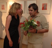 Alfred Ullrich s romistkou Helenou Davidovou na vernisáži výstavy svých ilustrací ke knize Sudba Ursitorů (Foto: Jana Šustová)