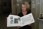 Maria Łój ukazuje Rodinnou kroniku (Foto: Jana Šustová)