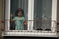 Romská holčička za oknem (Foto: Jana Šustová)