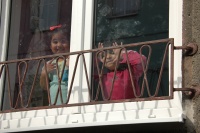 Děti za oknem (Foto: Jana Šustová)