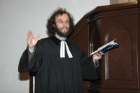 Kazatel Mikuláš Vymětal udílí závěrečné požehnání na konci bohoslužby (Foto: Jana Šustová)