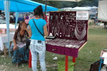 Také romští stříbrníci na pouti prodávali své výrobky (Foto: Jana Šustová)