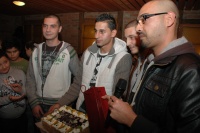 Členové skupiny Descontrol dostali ke křtu svého prvního alba dort s fotografií kapely (Foto: Jana Šustová)