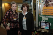 Zleva: Učitelka Tatiana Kamzíková a ředitelka Marta Bošeľová ze ZŠ  Šumiac na konferenci v Bruselu (Foto: Jana Šustová)