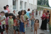 Děti v Rudňanech čekají na zapůjčení koloběžky (Foto: Jana Šustová)