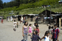 Děti v romské osadě v Rudňanech (Foto: Jana Šustová)