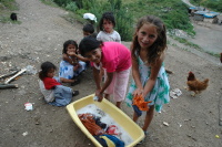 Děti v romské osadě Pätoracké v Rudňanech na Slovensku (Foto: Jana Šustová)