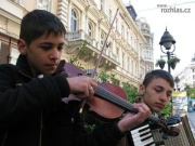 Dva zázrační romští muzikanti hrají denně na rušné pěší zóně v Bělehradě (Foto: Jaromír Janev)