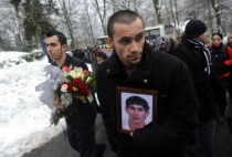 Pohřeb zastřeleného romského mladíka v Tanvaldu (Foto: Filip Jandourek)