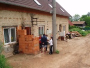Dům ve Zdibech po žhářském útoku (Foto: Jana Huzilová)