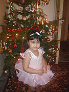 Romská holčička u vánočního stromečku (Foto: Anna Poláková)