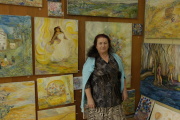 Romská malířka Mona Metbach před svými obrazy