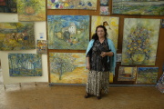 Romská kočovná malířka Mona Metbach se svými obrazy (Foto: Jana Šustová)