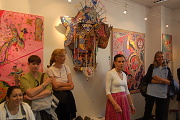 Katarzyna Pollock (uprostřed) na vernisáži v Praze