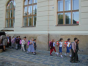 Před školou na Lyčkově náměstí v Praze (Foto: Anna Poláková)