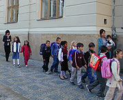 Děti před školou (Foto: Anna Poláková)