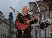 Svatopluk Karásek na demonstraci 10. listopadu