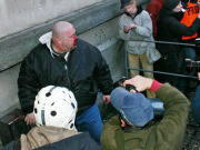 Neonacista odnesl rozbitým obličejem svůj útok plynovou pistolí na anarchisty (Foto: Jan Rosenauer)