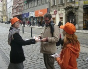 Kampaň Oranžová stužka v ulicích Prahy