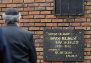Ředitel židovského muzea v Bratislavě Pavol Mešťan před památníkem (Foto: ČTK)