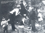 Cinono Diľi - Berti Motak - Nakchali před svým obydlím. Rožkovany 1941