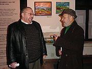 Ian Hancock (vlevo) během návštěvy v Muzeu romské kultury